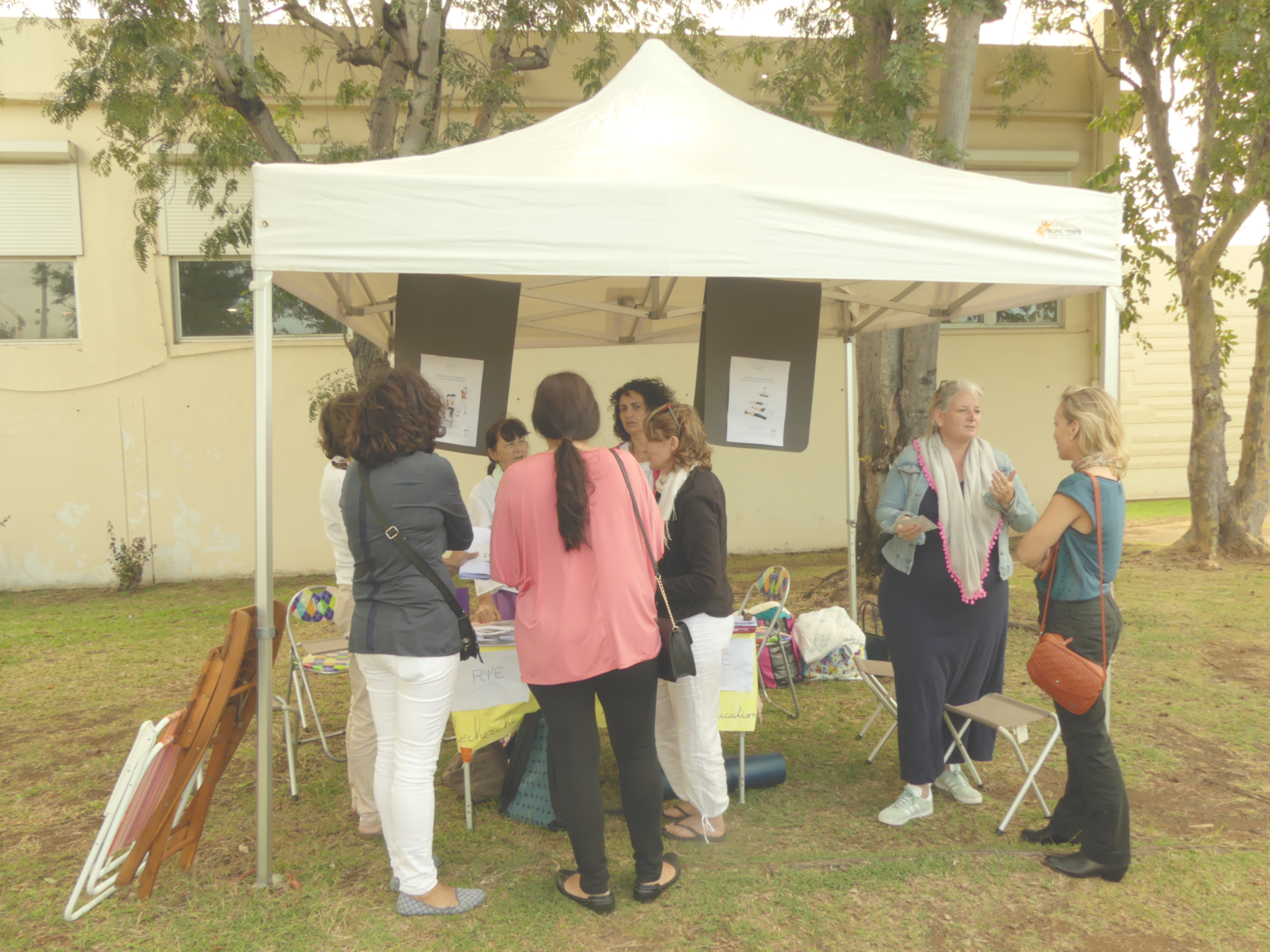 Photo Journee Nationale des DYS 2017 - 52 - Stand Recherche sur Yoga dans Education.JPG